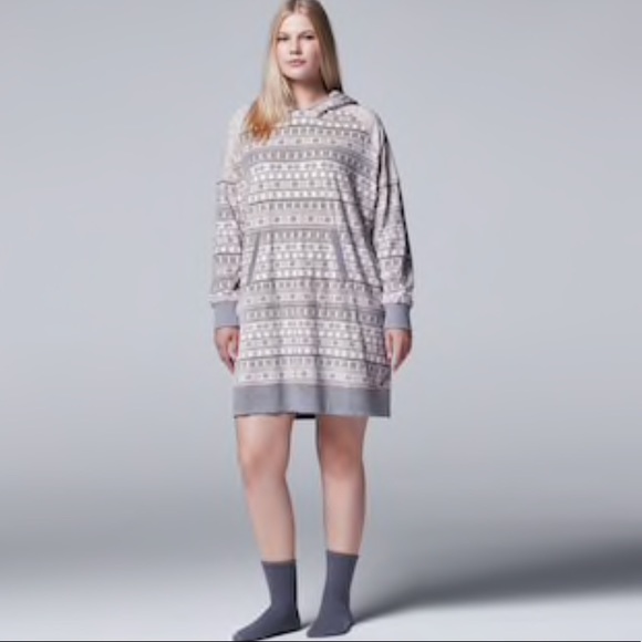 Simply Vera Vera Wang Other - NWT Simply Vera hooded sleepshirt with cozy socks